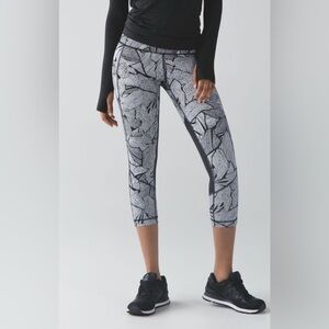 Lululemon Pace Rival Crop (Full-On
Luxtreme)
Dottie Tribe White Black size 4